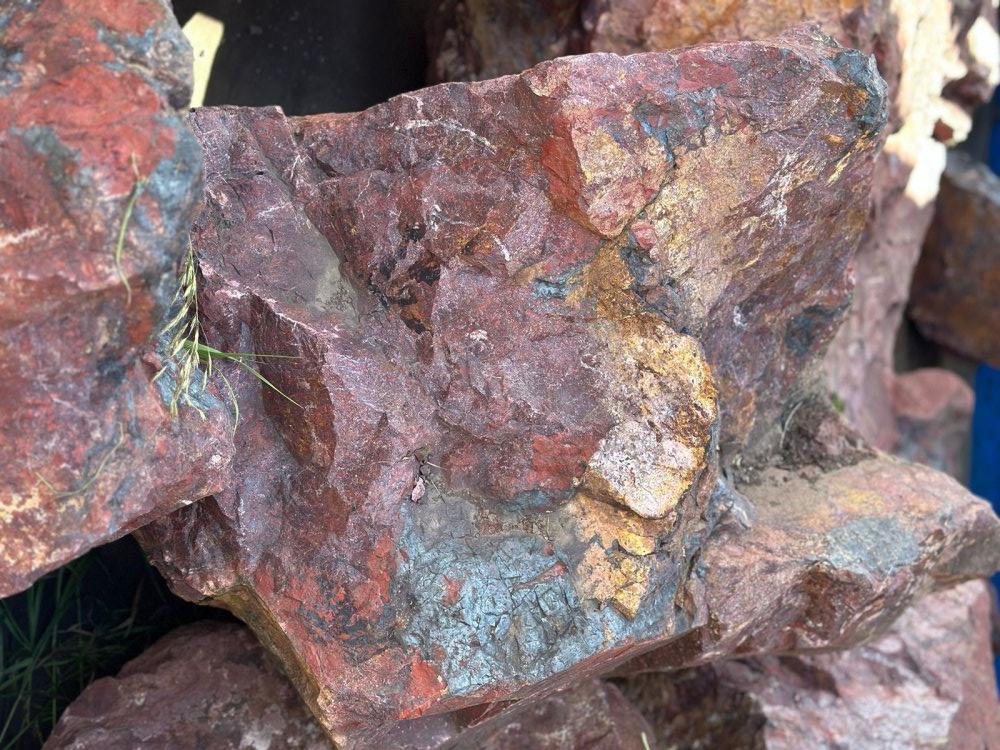 Камни для ландшафтного дизайна красно-фиолетовые 10-60 килограмм купить в Казани