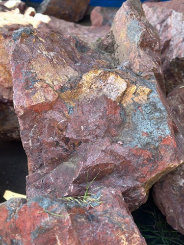 Камни для ландшафтного дизайна красно-фиолетовые 10-60 килограмм купить в Казани