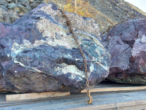 Огромные красно-фиолетовые валуны для ландшафтного дизайна весом более 5 тонн купить в Казани