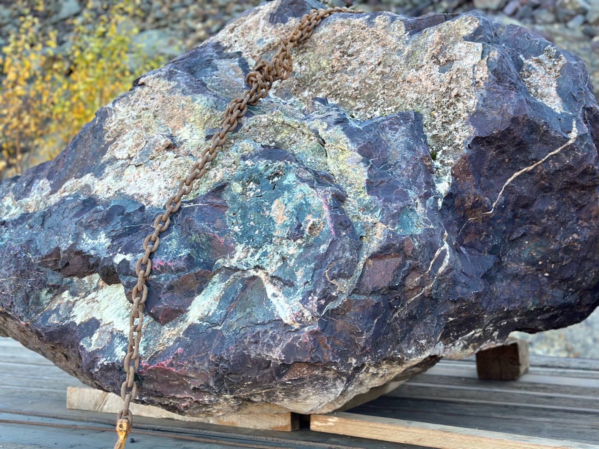 Огромные красно-фиолетовые валуны для ландшафтного дизайна весом более 5 тонн купить в Казани