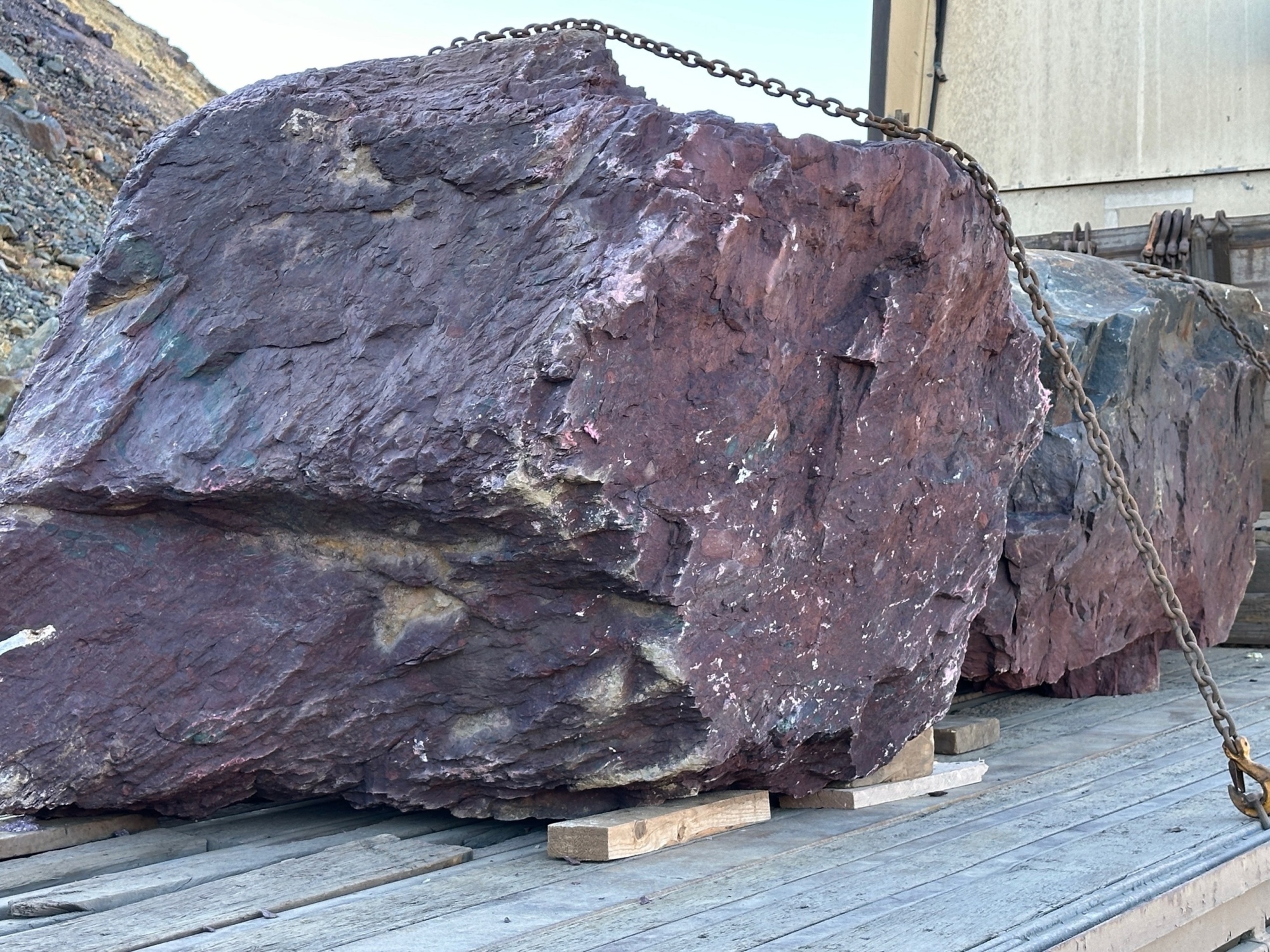 Огромные красно-фиолетовые валуны для ландшафтного дизайна весом более 5 тонн купить в Казани