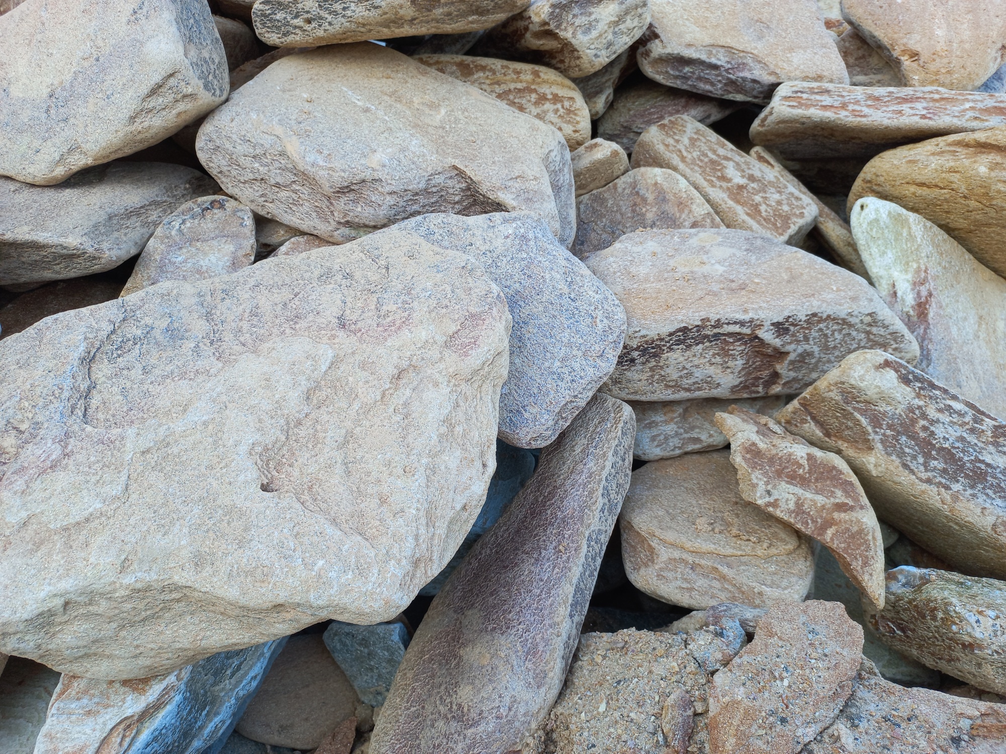 Златолит жёлтый, жёлто-зелёный глыбки и валуны для ланшафтного дизайна купить в Казани