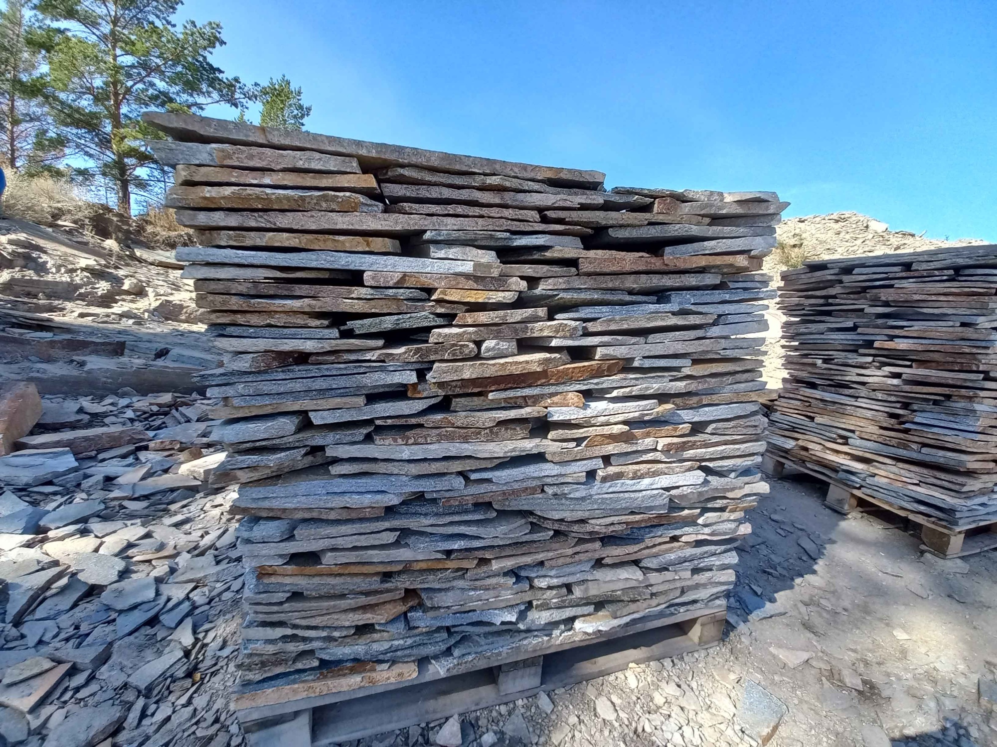 Плитняк златолит серебристый для фасада купить в Казани