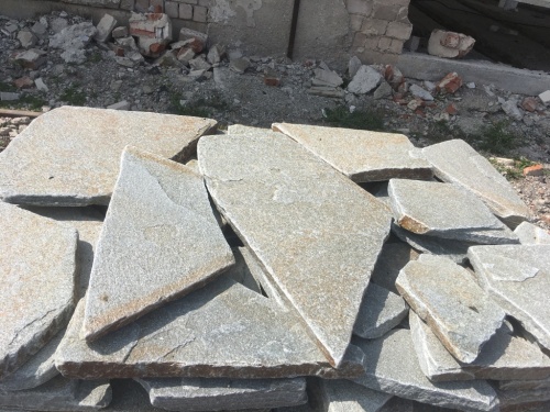 Златолит серебристый галтованный для лестниц купить в Казани